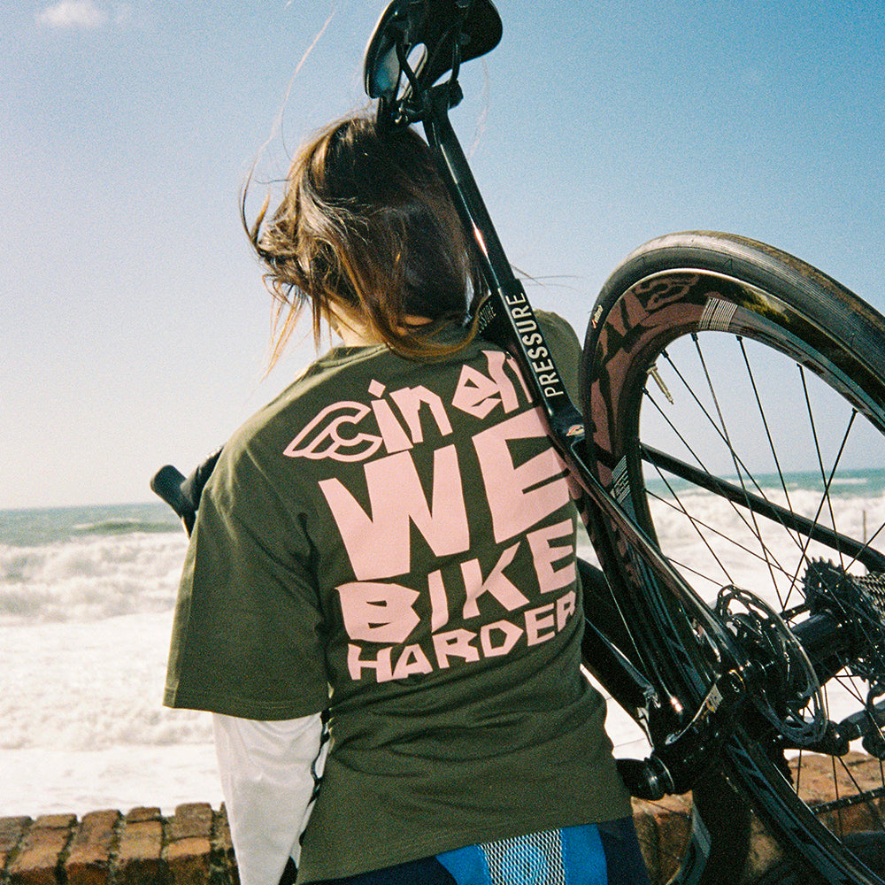 T-SHIRT WE BIKE HARDER ARMY